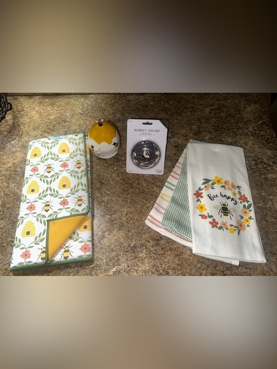 Source Unknown Other - Charming Kitchen Bee Bundle - Drying Mat, Sink Strainer, Towels, Scrubby Holder